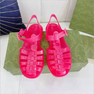 Designers Sandália Feminina Clássico Chinelos de Borracha Chinelos de Gelatina Sapato Casual Casual Alfabeto Rosa Verde Candy Colors Ao Ar Livre Sapatos Romanos