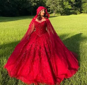 Röda Quinceanera-klänningar med mantelomslag Cape Flowers Sweetheart Snörskorsett Prinsessklänning Vestidos BC14207 0804