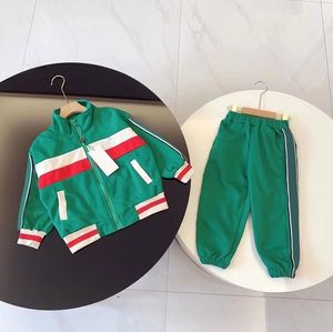 Set di abbigliamento per bambini per bambini ragazzo a due pezzi abiti di moda lettere tracce giacca con cerniera top pantaloni casual set da bambino sportivo