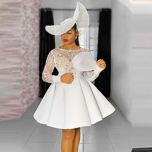 فستان كوكتيل قصير أبيض مع حبات رقبة شفافة الأكمام الطويلة المصغرة فستان الحفلة الرسمية Aso Ebi Vestidos