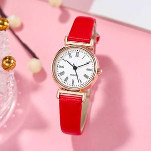 ファッションローマのスケール小さなダイヤル女性腕時計PUレザーシンプルシンストラップクォーツ女性の腕時計