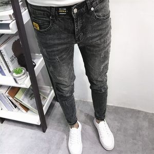 Soot Grey Classic All-Match Slim-Fit Etykietowanie Kot Wąsy Stóp Cienki Skinny Jeans Mężczyzna Wiosna Letnie Młodzieżowe Ludzie Społecznych 220328