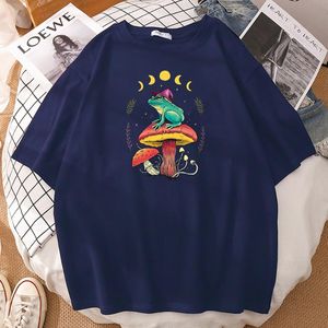 Herren T-Shirts Cottagecore Aesthetic Goblincore Frog Wizard On Mushroom Herren T-Shirt Weiche Kurzarm Manga Tops Animal Print Man Tee ShirtM
