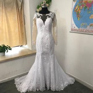 Andra bröllopsklänningar ren o-hals långärmad sjöjungfru klänning 2022 Se genom illusion tillbaka vita brudklänningar med spetsapplikationer annan