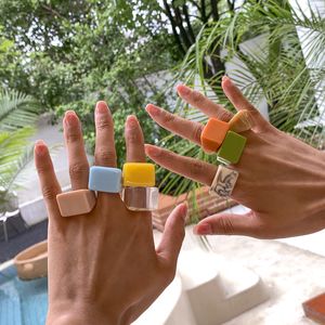 Mode Färgglad Glänsande Akryl Ring Harts Oregelbunden Geometrisk Rektangel Finger Ring För Kvinnor Män Sommar Smycken Present