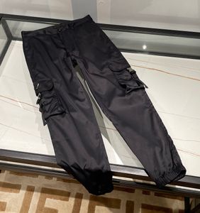 24SS män joggar last högkvalitet Bekväma materialdesigner Stylish Multi Pocket Splicing Design Mens Black Pants