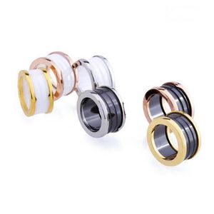 Anello in stile Europa America Uomo Donna Donna Acciaio inossidabile con lettere incise Inserti Nero Bianco Ceramica Tour-band Amanti in oro 18 carati Anelli larghi