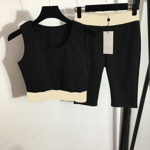 Kvinnor yogasträder sommar elastiska västar shorts personlighet smal designer flickor sport två stycken set lyxdräkt uppsättningar kläder