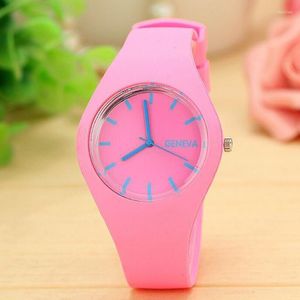 Zegarwatę genewą moda swobodna sportowa zegarki Kobiety różowy gumowy pasek kwarcowy cukierki galaretki panie reloJ MuJerwristwatches Iris22