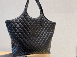 Gaby Quilted Lambskin Maxi Tote：大容量、真鍮のハードウェア、デザイナースタイルの女性向けの高級ショッピングバッグ