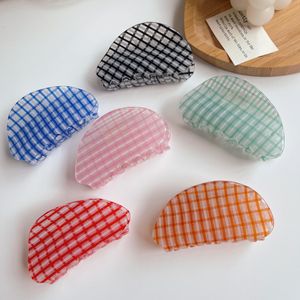 Wholesale Ins Summer Summer 8cm Semicircle Checkerboard Garra de cabelo para mulheres meninas Garra de tubarão acrílico puro e fresco