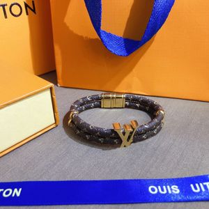 Bracelets de mode en gros Femmes Bangle Designer Lucky Letter Bijoux fausse cuir 18K Gold Bracelet en acier inoxydable Gifts Gifts de mariage S265