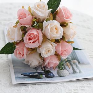 花を持った韓国風のバラ花嫁結婚式の写真撮影小道具装飾花シミュレーション装飾
