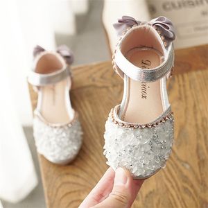 Детская кожа свадьба детей принцессы Святки лука девочек повседневная танцевальная обувь плоские сандалии E2 220607