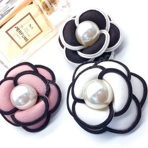 Mode Tyg Blomma Broscher För Kvinnor Koreansk Tyg Art Pearl Lapel Pin Luxulry Smycken Skjorta Corsage Tillbehör