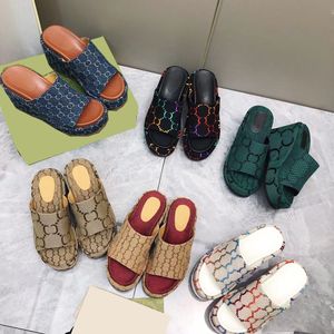 Women Platform Slippers Designer tofflor broderade bokstäver sandaler tjock botten kil sandal gummi flip flops platt skor