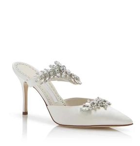 Designer-Elegant Bridal Bröllopsklänning Sandaler Skor Lurum Satin Jewel Buckle Kvinnors Pumpar Pekade Toe Sandalias Crystal Leaf Utsmyckning