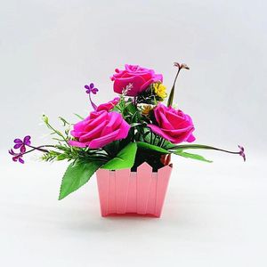 Ghirlande di fiori decorativi Disposizione floreale moderna in plastica Rosa artificiale Bonsai Resistente ai raggi UV Falso Non appassisce Forniture per le vacanzeDecorazione