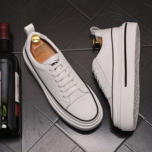 Designer britannici vestono scarpe da lavoro Oxford moda uomo bianco vulcanizzato sneakers in pelle casual mocassini da passeggio leggeri con lacci antiscivolo punta tonda W8