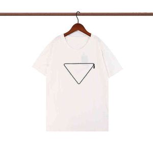Camiseta Estampada Triángulo Negro al por mayor-Summer Mens de moda diseñadores de camiseta hombres Tops Ropa de impresión Triángulo Triángulo Negro Blanco Camiseta Manija corta Hip Hop D8