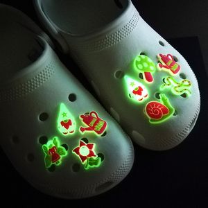 MOQ 50 PZ Stile magico da giardino Ciondoli coccodrillo luminosi 2D pvc bagliore nel buio Decorazioni per scarpe accessori bottoni zoccoli fluorescenti Fascino per scarpe Fibbie per bambini Sandali