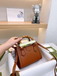 Totes Designers Luxurious Tote Purse Handbag Message Bags CLuth Top Quality Brand Classic äkta Leather Crossbody Diana Cattlehide Present Box 21cm Brown