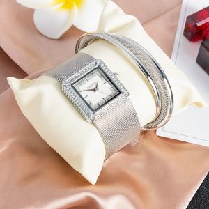 Bilek saatleri kadın kuvars saatler gündelik moda kare seti elmas İngiliz alaşım bilezik izleme hediye kutusu lüks basit bayanlar reloj m