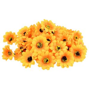 装飾的な花の花輪50pcs 4.5cmマルチカラーデイジーフラワーヘッドミニシルクヒマワリ人工