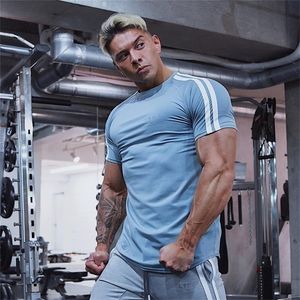 Palestre Abbigliamento fitness T-shirt da corsa da uomo T-shirt con scollo a O in cotone bodybuilding Camicie sportive da palestra T-shirt da allenamento da uomo 220509