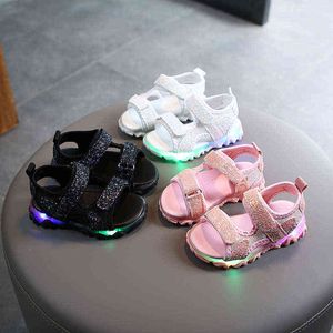 Pink Toddler Sandals Girl With LED 2021 Ny andas sommarljus upp barn Sandaler som glödar upp svarta vita pojkar skor E02185 G220523