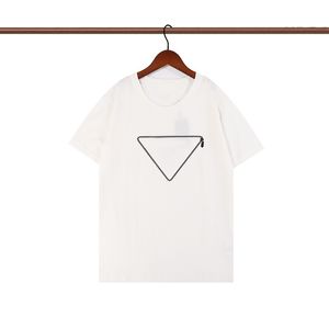 Summer Mens Fashion T Shirt Designers Men toppar Letter Print Clothing Triangle Sign Black White Tees Kort ärm Kvinnor Casual Hip Hop Streetwear Tshirts