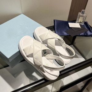 Designer tofflor kvinnor mode sandaler designers platt bilder flip flops skor svart vit rosa tofflare öken spik ensam plattform sandal