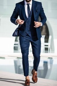 Abiti da sposa classici da uomo blu navy Smoking da sposo formale Risvolto con visiera Slim Fit Tre pezzi Abiti da cerimonia da sera Groomsmen Prom Party Blazer Giacca Gilet Pantaloni