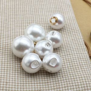 Vit Pearl Metal Letter -knapp för skjorta tröja Päls rund pärla diy sömknappar hög kvalitet