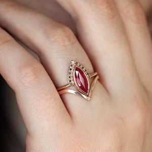 Küme halkaları benzersiz doğal eşkenar eşlik eden 2in1 18K Gül Altın Yüzük Markiz Gelin Düğün Kadınları Elmas Fine Mücevher Setcluster için Ruby