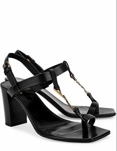 22s Lüks Tasarım Sandal Kadınlar Siyah Cassandra Topuklu Patent Deri Sandalet Flip Flop Flats Gerçek Deri Altın Metal Gladyatör Ayakkabı 35-43