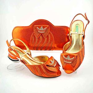 Neues passendes Damen- und Taschenset in High Heels für Damen und für die königliche Hochzeit in Weinfarbe 220722