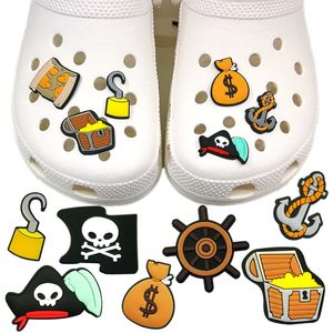 MOQ 100pcs Pirate Series Padrão Croc Charms 2D Acessórios para sapatos de borracha macia Sapatos de tendência Decorações Crianças Favoram presentes Bracelets Sandálias Pingentes