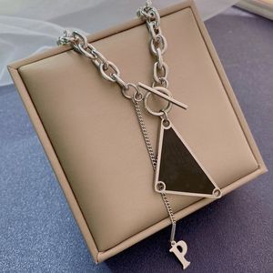 Inverterad triangel titanium stål halsband design mode brev till spänne halsband kvinnor