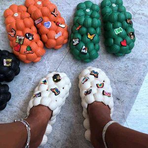 Женские сандалии Nxy Summer Bubble Slides with Charms Chain Couples Besch Shoes Дизайнерские шлепанцы Домашние массажные тапочки для ванной комнаты 0528