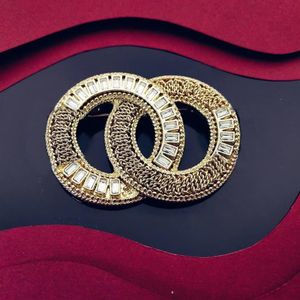 mässingguldpläterade populära diamanter pärlor broscher klassisk stil brons brosch lyx vintage smycken nya designer kvinnor europeiska m