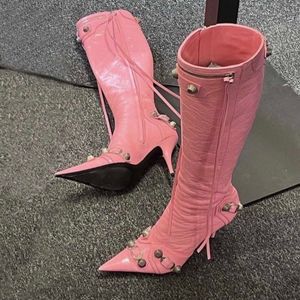 Rosafarbene Cagole-Kniestiefel mit Nieten, Schnalle und verziertem Lederabsatz, kniehohe Stiefel mit seitlichem Reißverschluss, spitzer Zehenbereich, Stiletto-Absatz, hoher Stiefel, Luxus-Designer-Schuh für