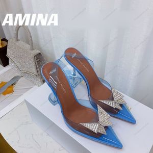 Sandálias de designer de luxo Amina Muaddi Novo transparente Begum Vidro Pvc Cristal Transparente Slingback Sandália Bombas de salto 100mm Sapatos de bomba enfeitados com cristal azul