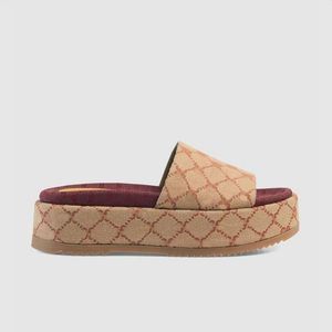 Designer kvinnors sandaler tofflor glider sandaler flip flops platt tjock botten broderi tryckt gelé gummilinnklänningskor höga häl stövlar 35-42