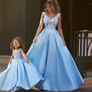 Niebo Niebieski Zroszony Prom Dresses V- Neck Satin Appliqued Evening Ball Suknie Plus Size Długość podłogi Tulle Formalna sukienka