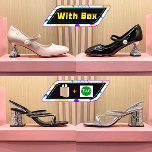 Mit Box-Kleiderschuhen. Mary-Jane-Pumps aus Lackleder. Mittelhoher, juwelenbesetzter Absatz in Schwarz und Weiß. Sandalen aus technischem Stoff in Metallic-Optik mit Kristallen. High Heels, Party, Hochzeit, Damen-Sneaker