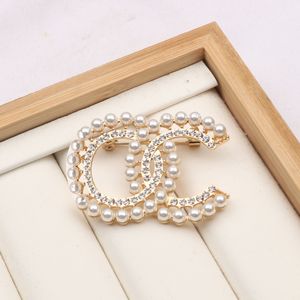 Letras de la marca C de lujo con broche de diamante Personalidad Perla Cristal Cristal Rinestono Corea Broches Brooches Pins Joyería