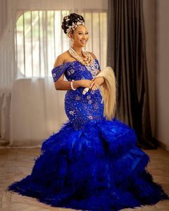 Elegante schulterfreie Meerjungfrau-Abschlussballkleider, königsblaue Spitzenapplikationen, Perlen mit Federn, Zug, formelle Abendkleider in Übergröße für afrikanische Frauen