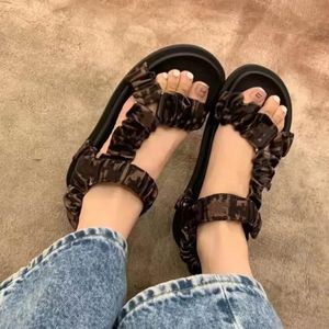 2022 Klasik Bayanlar Marka Sandalet Tasarımcı Kalın Alt Sevimli Elastik Ayakkabı PU Giyim Dayanıklı Kadife Outsole Rahat Ayakkabılar Yaz Yeni
