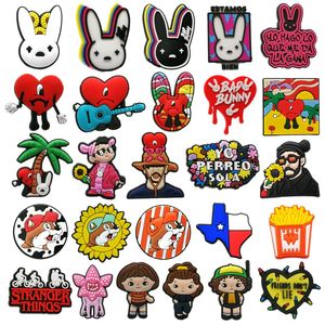 MOQ 50sts Bad Bunny Texas Croc Charm 2d Soft PVC Jibz Shoe Parts Charms Tillbehör Trend Täppa Sko Buckles Dekorationer Passar män Sandaler Kids Favor Wristlets Gifts Gifts